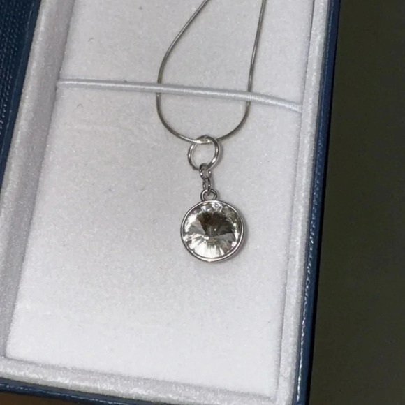 Clear Swarovski Crystal
Rivoli & Blue Aurora Borealis pendants with 925 … - Picture 4 of 16